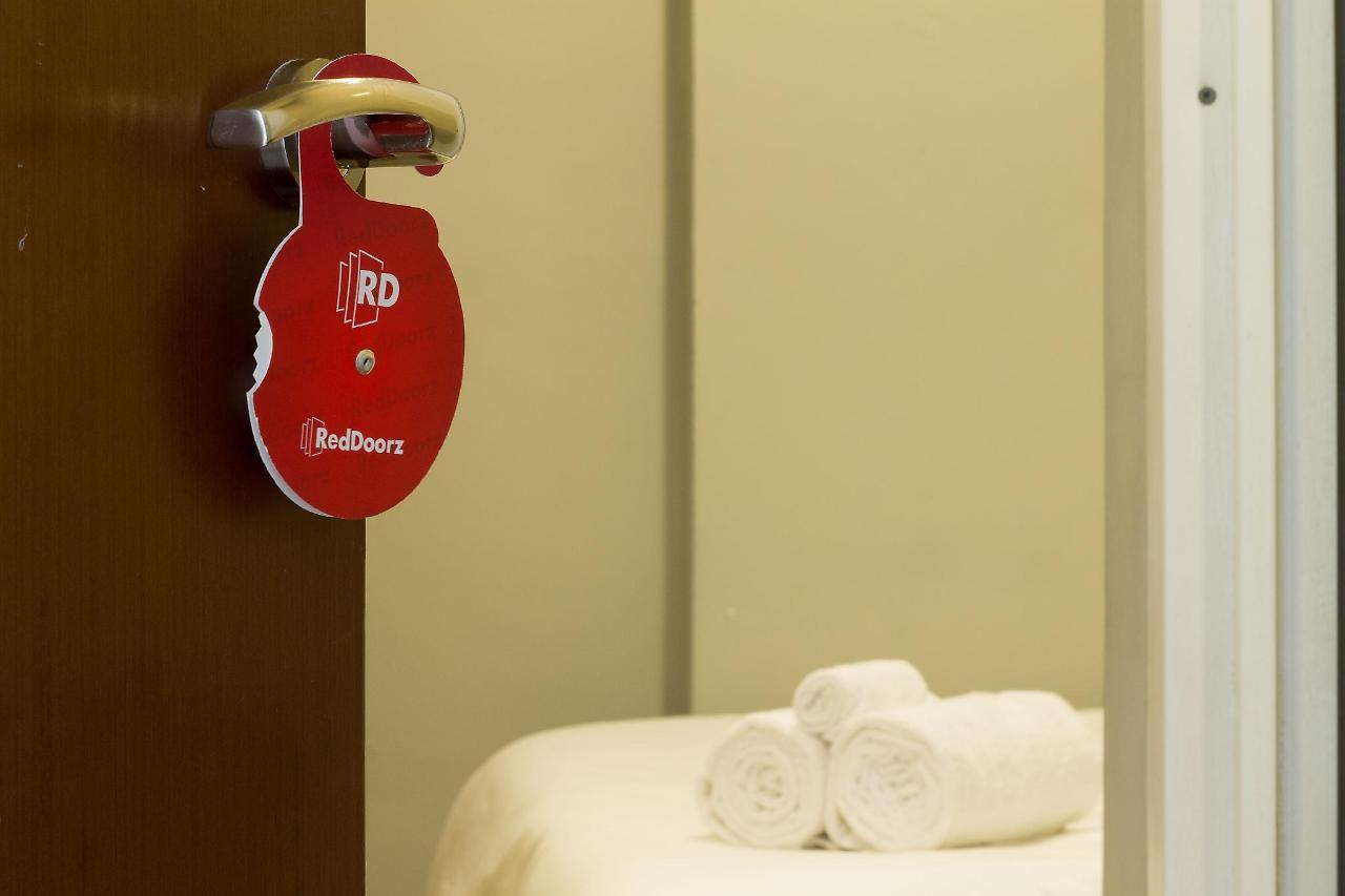 Готель Reddoorz Near Naia Terminal 1 Paranaque City Екстер'єр фото