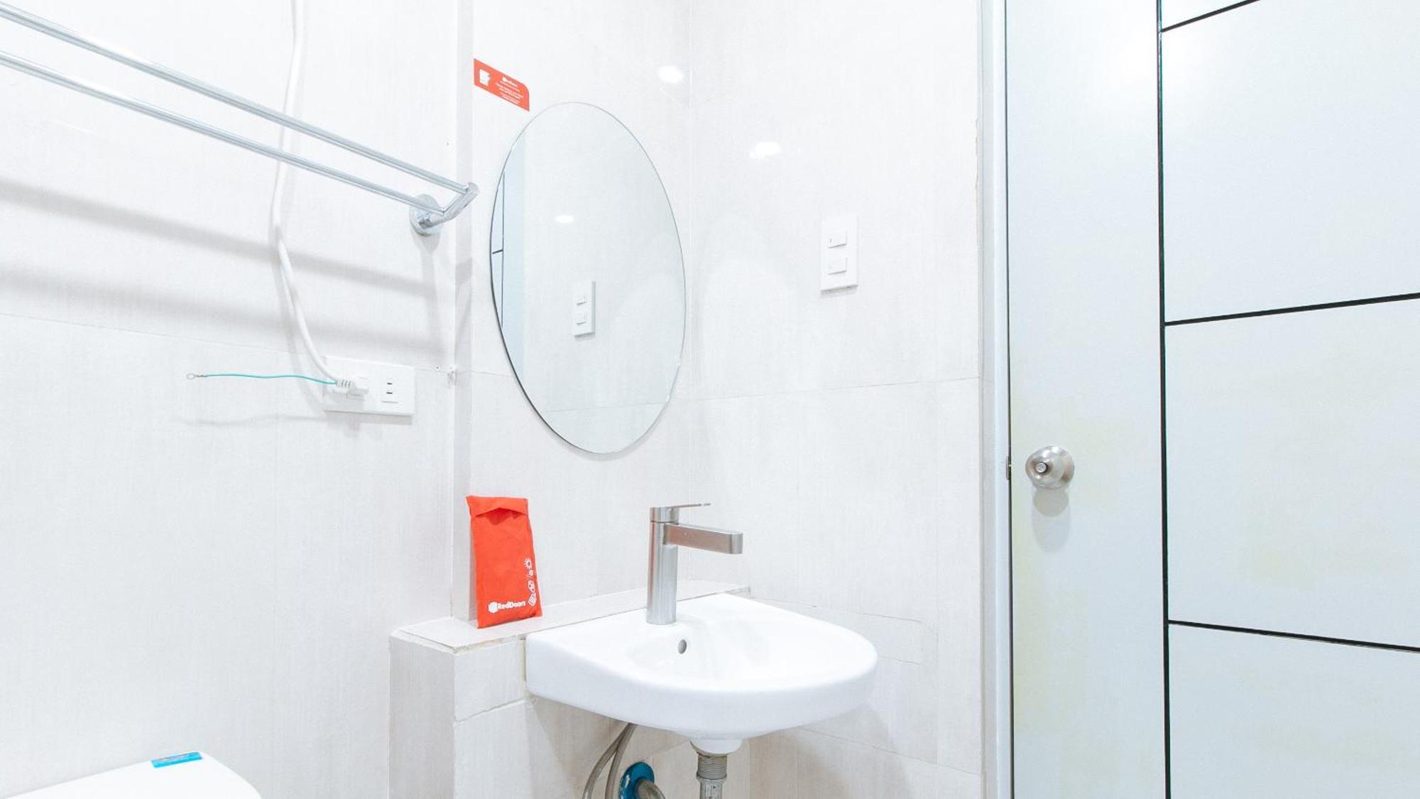 Готель Reddoorz Near Naia Terminal 1 Paranaque City Екстер'єр фото
