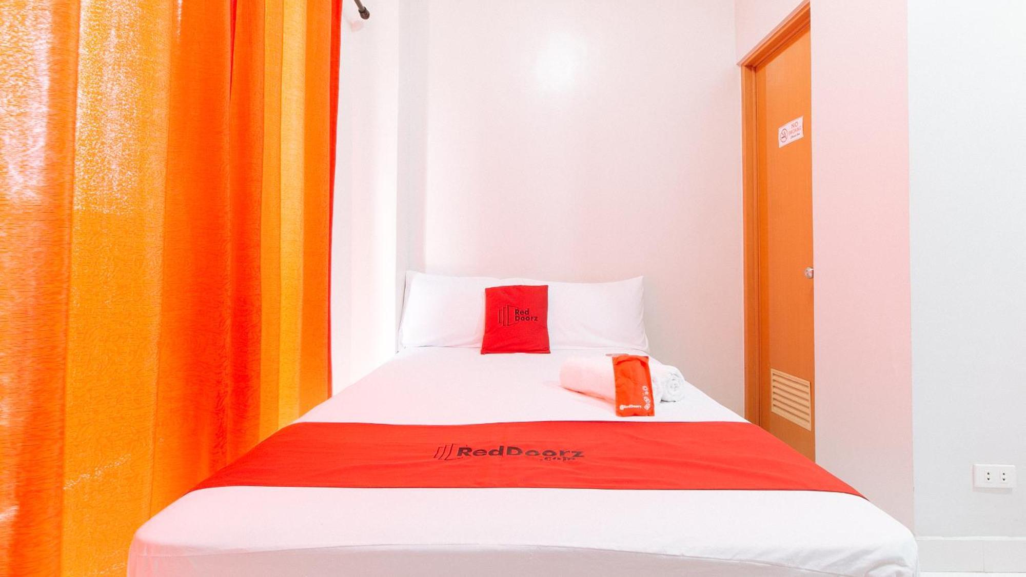 Готель Reddoorz Near Naia Terminal 1 Paranaque City Екстер'єр фото