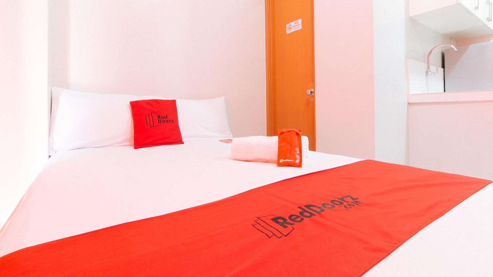 Готель Reddoorz Near Naia Terminal 1 Paranaque City Екстер'єр фото